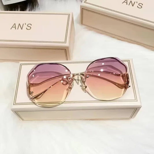 Female oval-shaped Sunglasses